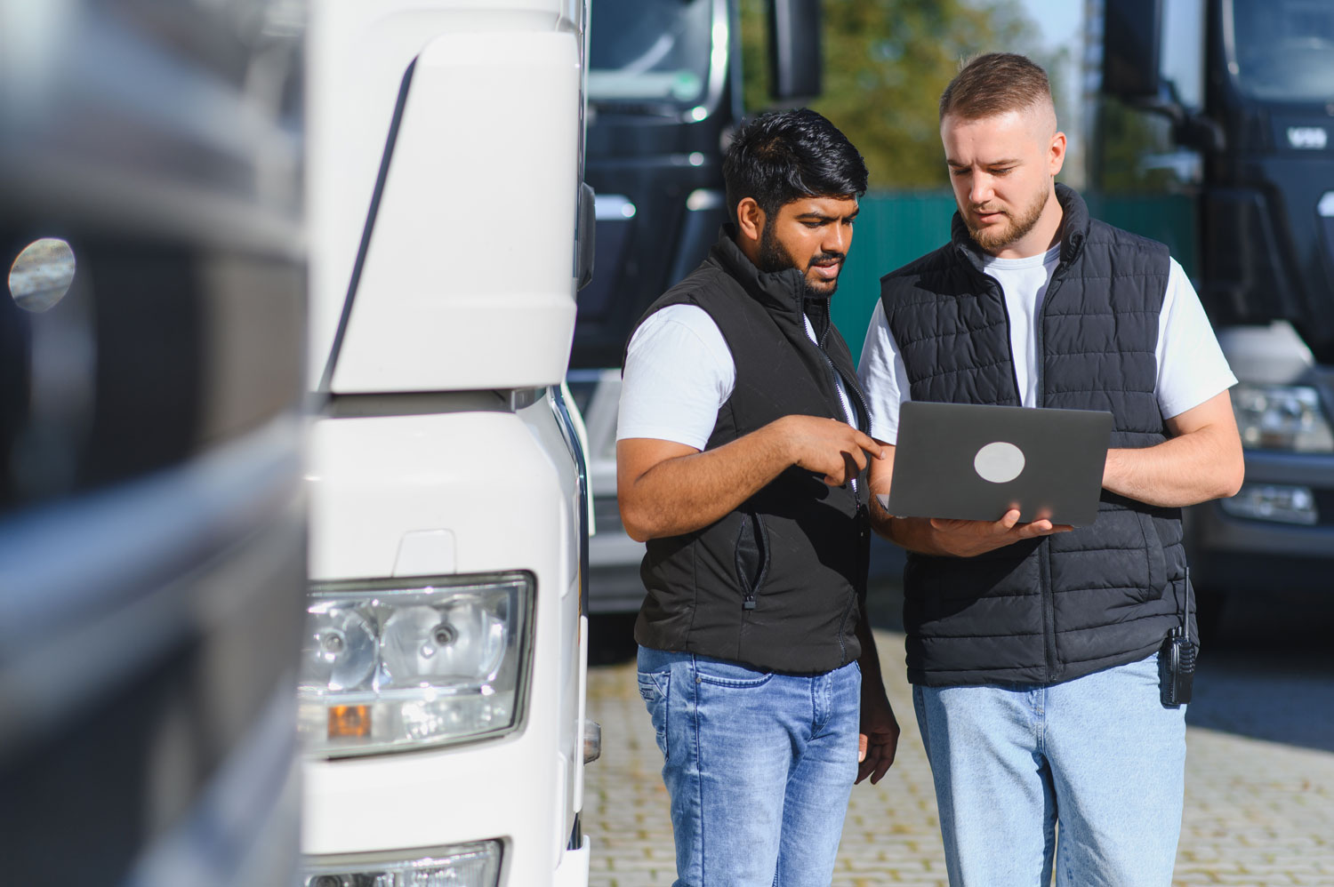 Read more about the article Enhancing Efficiency with Fleet Management Solutions